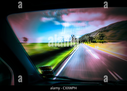 Fahren unter dem Einfluss von Drogen, Gefahr für den Straßenverkehr, fahren auf der linken Seite, Blick vom in einem Auto auf der Straße Stockfoto