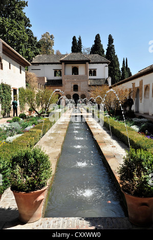 Patio De La Acequia, Rechnungshof la Acequia, Alhambra, Granada, Andalusien, Spanien, Europa Stockfoto