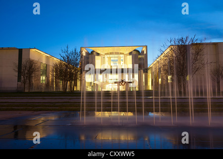 Bundeskanzleramt, die Gebäude in der Abenddämmerung, Berlin, PublicGround Stockfoto