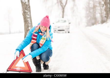 Frau Reflektor Dreieck Auto Aufschlüsselung Winter Schnee Schild Stockfoto