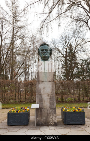 Bronze-Büste von Richard Wagner von Arno Breker im Park des Bayreuther Festspielhauses oder Bayreuther Festspielhaus Stockfoto