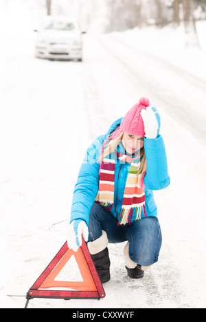 Frau Reflektor Dreieck Auto Aufschlüsselung Winter Schnee Schild Stockfoto