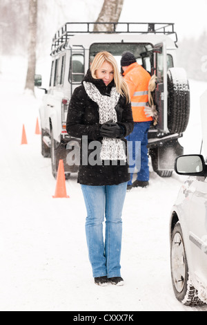 Mechaniker helfen Frau mit kaputten Auto Schnee Hilfe Straße winter Stockfoto