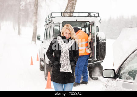 Mechaniker helfen Frau mit kaputten Auto Schnee Hilfe Straße winter Stockfoto