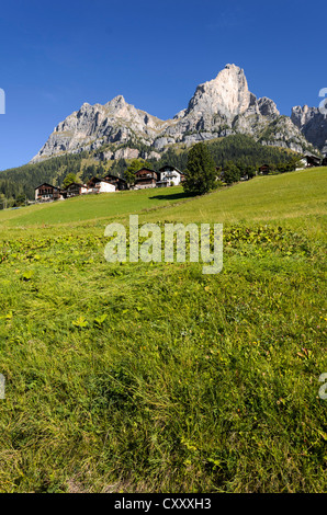 Siedlung in der Nähe von Selva di Cadore, Dolomiten, Italien, Europa Stockfoto