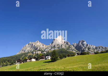 Siedlung in der Nähe von Selva di Cadore, Dolomiten, Italien, Europa Stockfoto