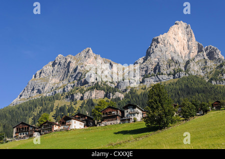 Siedlung in der Nähe von Selva di Cadore, Dolomiten, Italien, Europa Stockfoto