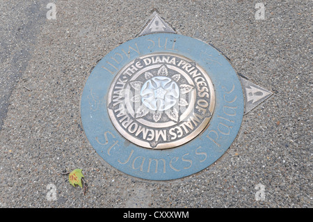 Gedenktafel auf dem Boden, Diana Princess of Wales Memorial Walk, in der Nähe von Knightsbridge, London, England, Großbritannien, Europa Stockfoto