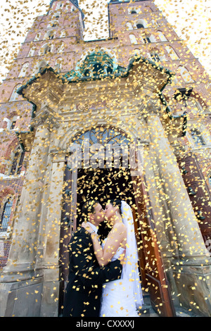 Braut und Bräutigam, Brautpaar küssen vor der Marienkirche, Konfetti, Krakau, Polen, Europa Stockfoto