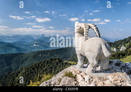 Statue von Steinbock vor dem Gebirge in das Karwendelmassiv, Bayern Stockfoto