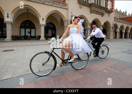 Braut Radfahren vor Bräutigam auf einem Fahrrad, Krakau, Polen, Europa Stockfoto