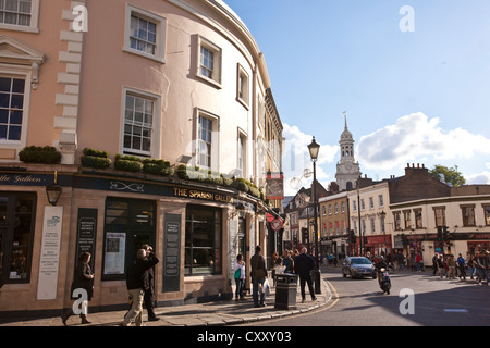 Das Stadtzentrum von Greenwich mit St Alfege Church Turm in der Ferne, South East London, England, UK Stockfoto