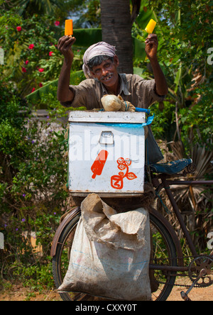 Zahnlücken Lächeln eines Eis-Verkäufer mit seinem Fahrrad, Mahabalipuram, Indien Stockfoto