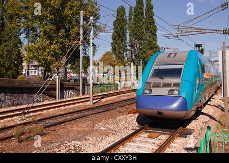 Ein Regionalzug TER verlässt Bahnhof Nantes in Frankreich. Stockfoto