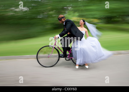 Braut und Bräutigam, Brautpaar, mit dem Fahrrad Stockfoto
