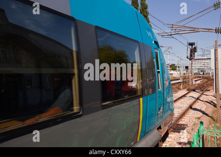 Ein Regionalzug TER verlässt Bahnhof Nantes in Frankreich. Stockfoto