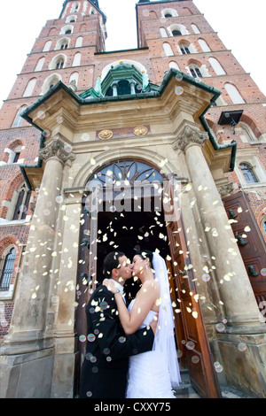 Braut und Bräutigam, Brautpaar, küssen vor St. Marien Kirche, Krakau, Polen, Europa Stockfoto