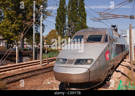 Es fährt ein Zug TGV Bahnhof Nantes in Frankreich. Stockfoto
