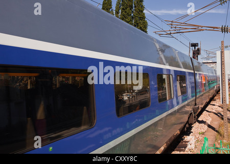 Es fährt ein Zug TGV Bahnhof Nantes in Frankreich. Stockfoto