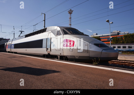Ein TGV-Zug wartet am Bahnhof Nantes in Frankreich. Stockfoto