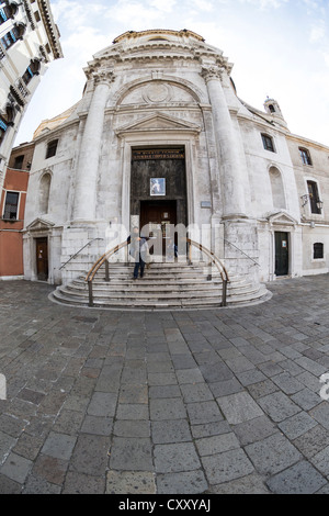 Fisheye Blick auf die Fassade von der Chiesa di San Geremia in Venedig, mit einem Bettler Frau sitzen auf den Stufen. Stockfoto