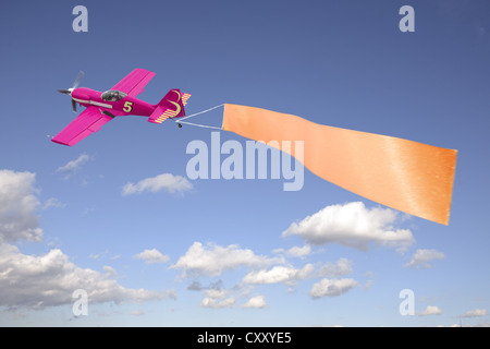 Ebene ziehen einen leeren Banner in den Himmel, Abbildung Stockfoto