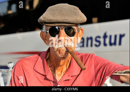 Kubanische Mann raucht eine Zigarre, Vinales, Valle de Vinales, Provinz Pinar del Rio, Kuba, Amerika, Mittelamerika, große Antillen Stockfoto