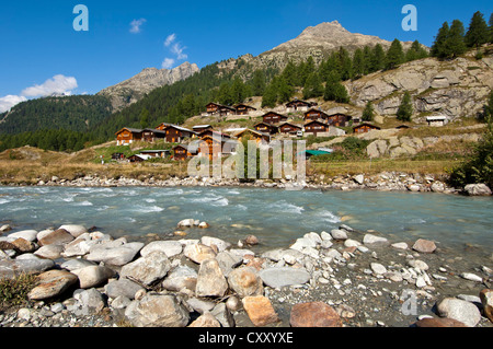 Blick über die Lonza-Brücke in Richtung der Berghütten des Weilers Gletscherstafel, Lötschental Valley, Wallis, Schweiz Stockfoto