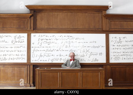 Professor, Lehrer, Tafel, mathematische Formeln, Gleichungen, mathematischen Unterricht, Mathematik, Hörsaal, Universität Stockfoto
