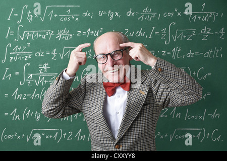 Professor, Lehrer, Tafel, mathematische Formeln, Gleichungen, mathematischen Unterricht, Mathematik Stockfoto