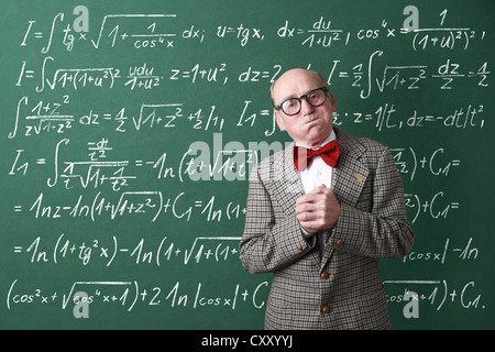 Professor, Lehrer, Tafel, mathematische Formeln, Gleichungen, mathematischen Unterricht, Mathematik Stockfoto