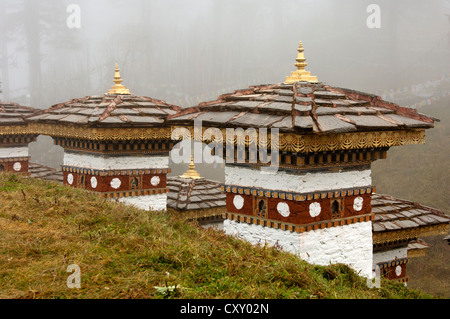 Memorial Stupas von den 108 Druk Wangyal Khangzang Chörten auf dem Dochula Pass zwischen Thimphu und Punakha, Bhutan, Asien Stockfoto