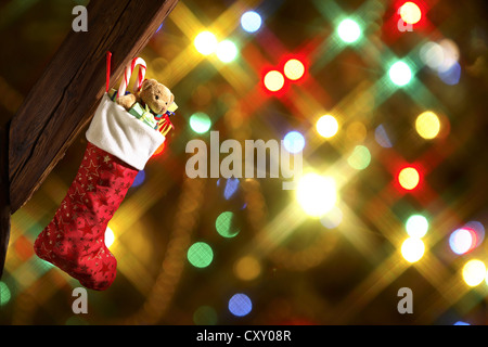Santa Claus oder Weihnachts-Strumpf voller Weihnachtsgeschenke Stockfoto