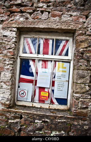 Dales Fenster voller Zeichen und Hinweise in Kettlewell in North Yorkshire Dales, UK Stockfoto