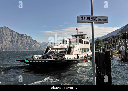 Autofähre, Boot Linie, Anlandung von Malcesine Traghetto, Malcesine, Gardasee, Italien, Europa Stockfoto