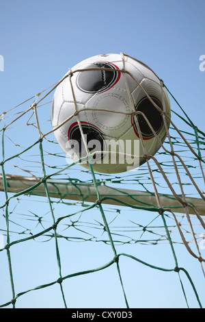 Ziel, gefangen im Netz eines Quaders Ziel Fußball Stockfoto