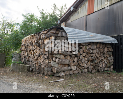 Ein Vorrat an Protokolle bereit zum Brennen in Alaigne Aude Languedoc Frankreich Stockfoto