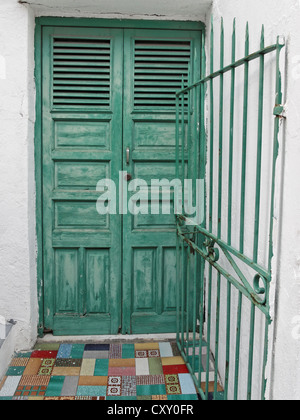Eine Tür in San Pietro, Panarea, Äolischen Inseln, Sizilien, Italien. Stockfoto