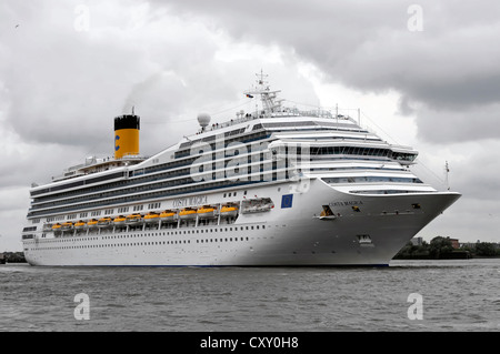 Kreuzfahrtschiffen Sie Passagiere von, Costa Magica, 272,2 Meter, Baujahr 2004, 3470, vor Anker im Hafen von Hamburg Stockfoto