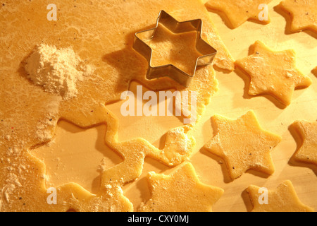 Weihnachtsplätzchen, Cookie-Teig und eine sternförmige Ausstechformen Stockfoto