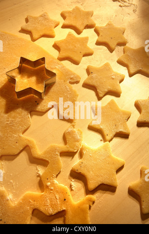 Weihnachtsplätzchen, Cookie-Teig und eine sternförmige Ausstechformen Stockfoto