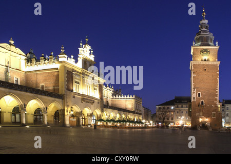 Sukiennice, Krakau Tuch oder Tuchmacher Hall und dem Rathausturm, Hauptplatz, Rynek Glowny, Dämmerung, Krakau, Krakau, Polen Stockfoto