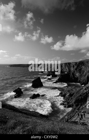 Schwarz / weiß Bild von Bedruthan Steps Felsnadeln, Carnewas Insel, Cornwall County; England; UK Stockfoto