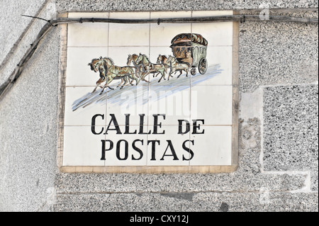 Gekachelte Straßenschild, Calle de Postas, Madrid, Spanien, Europa Stockfoto