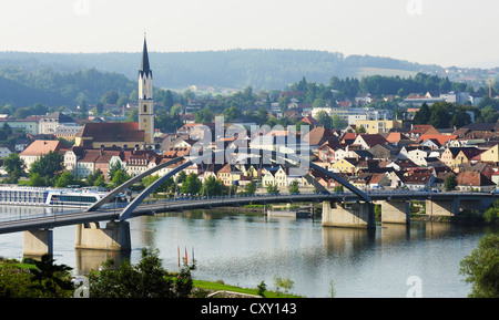 Blick über die Donau in Richtung Vilshofen, Pfarrkirche St. Johannes der Täufer, Niederbayern, Bayern, PublicGround Stockfoto