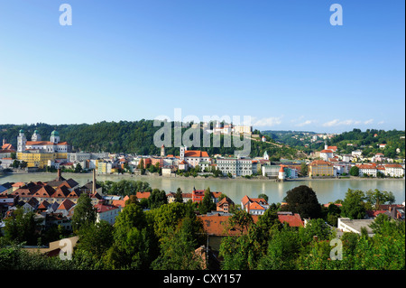 Passau, Blick über den Inn mit St.-Stephans Kathedrale, St.-Michael-Kirche und Festung Veste Oberhaus, Niederbayern Stockfoto