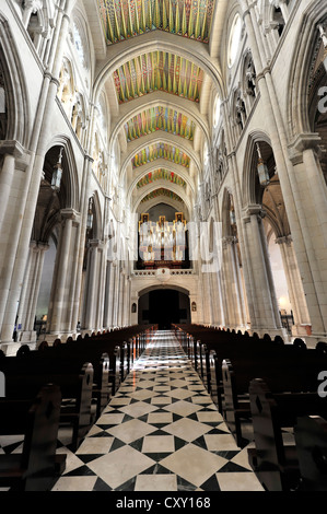 Interieur, Altar und Kirchenschiff, Catedral de Nuestra Señora De La Almudena, Santa María la Real De La Almudena, Almudena-Kathedrale Stockfoto