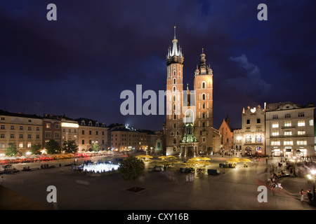 Marktplatz, Heiliges Marys Kathedrale, in den Abend, Krakau, Polen, Europa Stockfoto