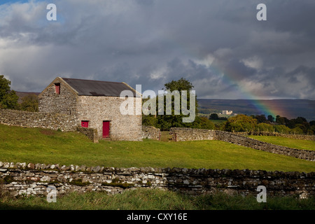 Regenbogen über Bolton Castle, Aysgarth in Wensleydale, North Yorkshire Dales, UK Stockfoto