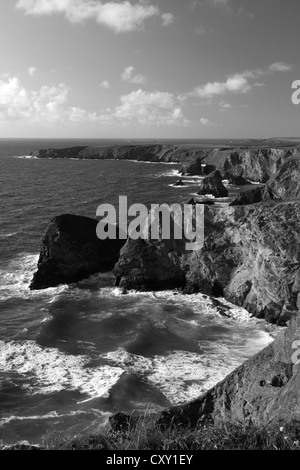 Schwarz / weiß Bild von Bedruthan Steps Felsnadeln, Carnewas Insel, Cornwall County; England; UK Stockfoto